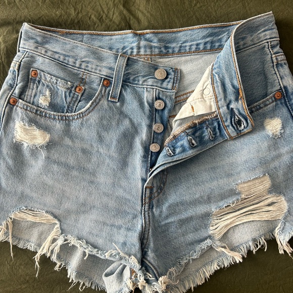 Levi’s 501 Short Size 27 Light Wash Destroyed - Picture 3 of 6